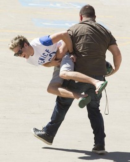 Niall Horan s'amuse avec l'homme de la sécu au Allphones Arena,Sydney, Australie le 26 Octobre 2013. 