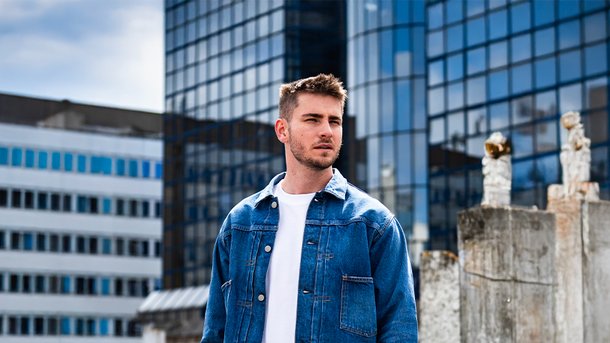 "C'est mon histoire" : Julien Lieb sort son premier album "Naufragé"