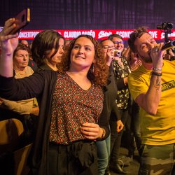 Claudio Capéo chante avec les auditeurs de Chérie lors du Concert privé Pop Love de Trélazé.