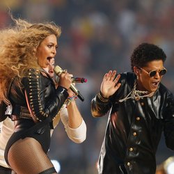 Bruno Mars, à la mi-temps du Super Bowl 2016, aux côtés de Beyoncé 