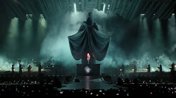 Mylène Farmer se dévoile dans un nouveau clip impressionnant "Que je devienne..."