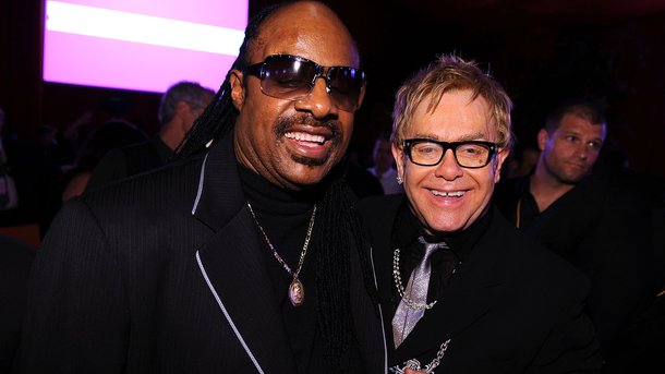 Elton John et Stevie Wonder dévoilent leur duo inédit « Finish Line »