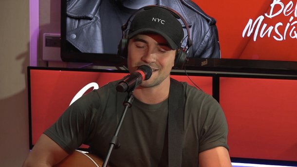 Olivier Dion interprète «Kinda Love» en live acoustique sur Chérie FM