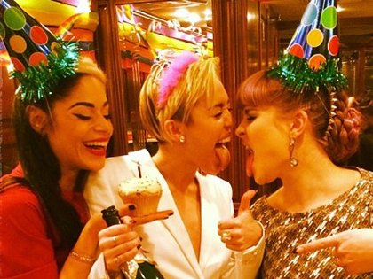 Kelly Osbourne: On fête les 21 ans de Miley Cyrus avec @dendoll! Elle est enfin majeure!