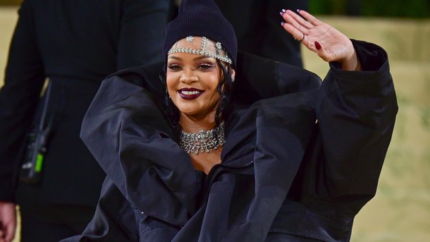 Rihanna fait coup double avec l’inédit "Born Again"