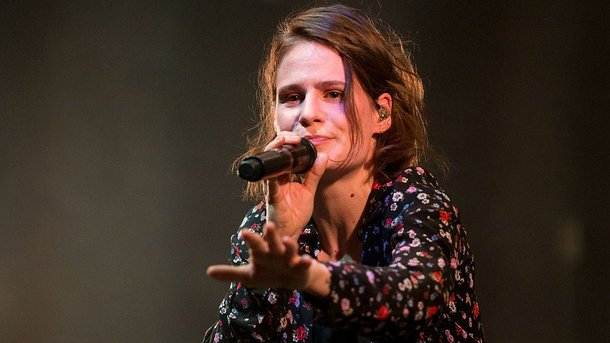 Christine and The Queens redevient une ado quand elle rencontre ses idoles