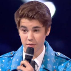 Justin Bieber reçoit un award d'honneur des mains de Nikos Aliagas - NRJ Music Awards 2012