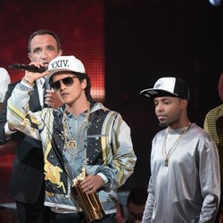 Chris Martin (Coldplay),  Nikos Aliagas et Bruno Mars - Cérémonie NRJ Music Awards 2016