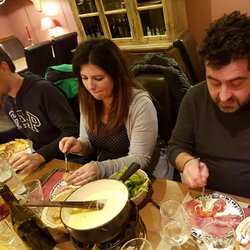 Philippe et Sandy se font une fondue anthologique au restaurant le Petit Savoyard