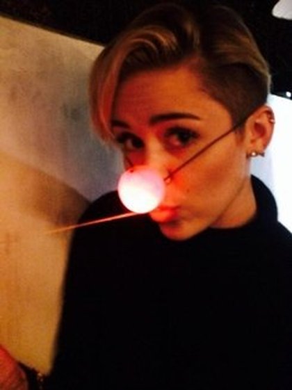 Miley Ray Cyrus: Préparation avant de monter sur scène à DC ! Petite retouche de dernière minute sur @freakabritt 