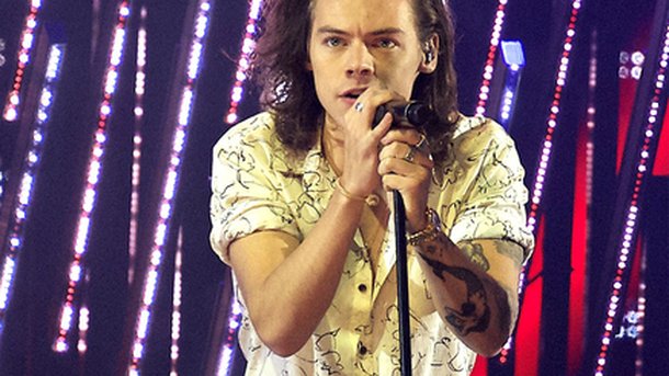 Harry Styles: atteint par un projectile en plein concert, sa mère s’énerve!