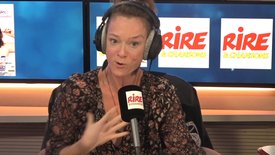Julie Villers à Elodie Poux : "Nous sommes là pour parler entre autre du « Syndrome du Playmobil ». Quel succès, ce spectacle ! Ce qui est très étonnant, avec un titre pareil !"