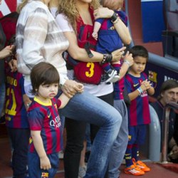 Shakira, Milan, Sasha et sa belle mère à un match de Barcelone