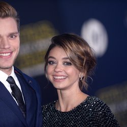 Domnic Sherwood et Sarah Hyland à la première mondiale de Star Wars Episode VII à Los Angeles