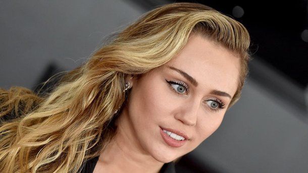 Miley Cyrus: pourquoi ses genoux font beaucoup parler !