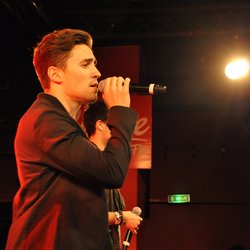 Olivier Dion chante pendant le Concert Pop Love