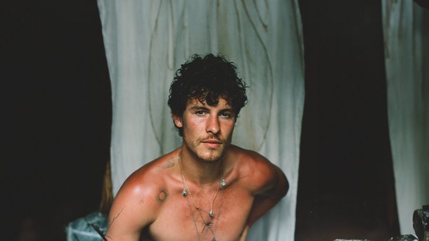 Shawn Mendes touchant et vulnérable dans "Shawn", son nouvel album