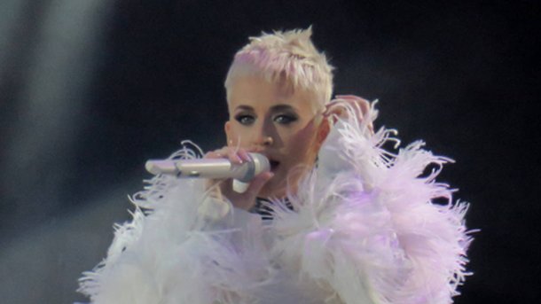 Katy Perry se jette dans la foule à Glastonbury