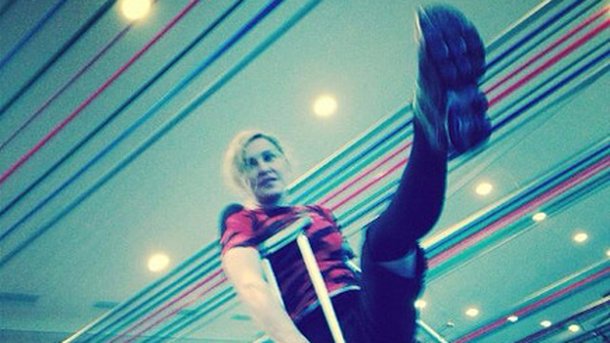 Madonna : du sport même en béquilles!