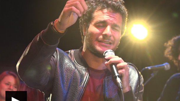 Amir offre un showcase privé à des fans privilégiés!
