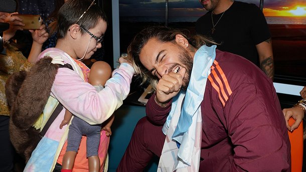 Maluma se fait couper les cheveux par des enfants malades