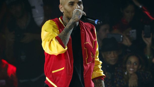 Chris Brown : son passé avec Rihanna le rattrape!