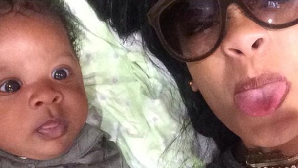 Rihanna apprend à sa nièce l'art du selfie !