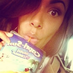 Shy'm:  Trop bon le Capri-sun dans le taxi 