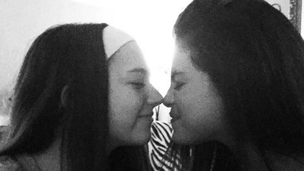 Selena Gomez : avec ses proches... elle oublie Justin Bieber!