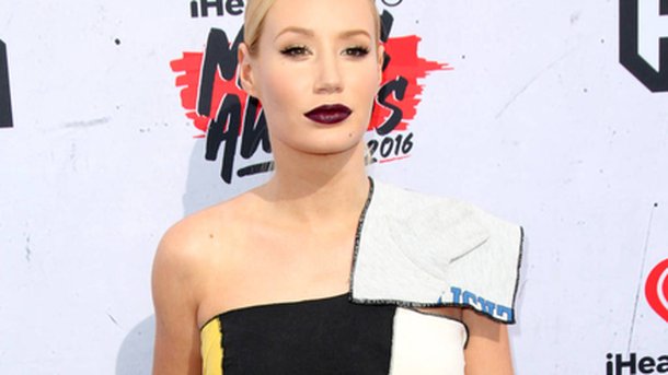 Iggy Azalea retarde la sortie de son album