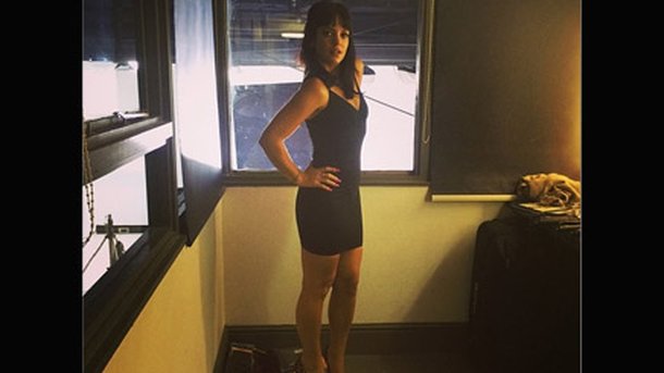 Lily Allen : rayonnante en petite robe noire !