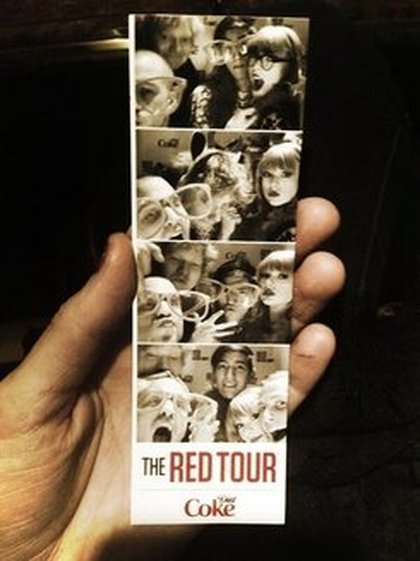 Taylor Swift : " Autre nouvelle, nous avons desormais un photomaton en backstage @lockoir @edsheeran @Taeok_Lee @Scott_Myrick