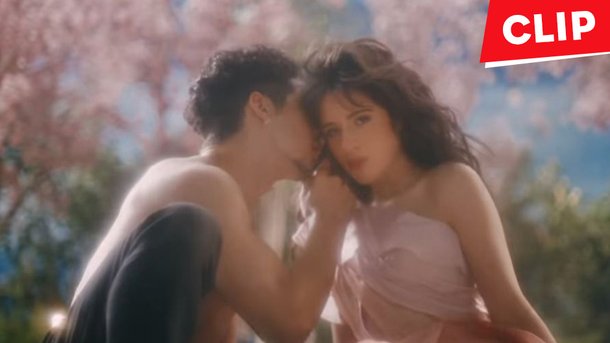 Camila Cabello très proche d’un homme dans «Living Proof»