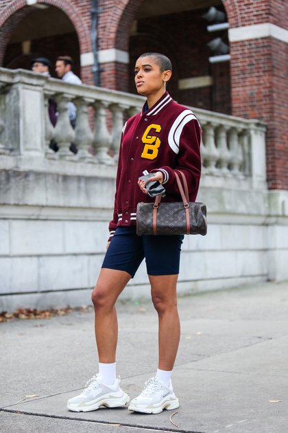 Look 6 : sporty mais avec un sac Louis Vuitton please