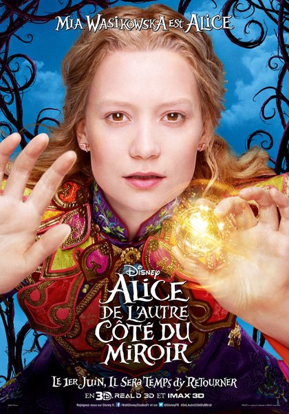 Mia Wasikowska est Alice - Alice de l'autre côté du miroir