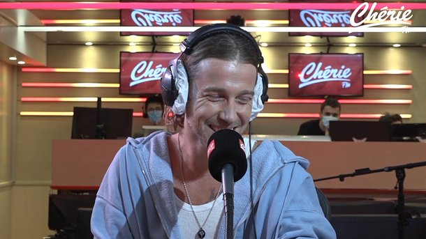 Julien Doré répond aux questions des Chérie Kids dans Le Réveil Chérie