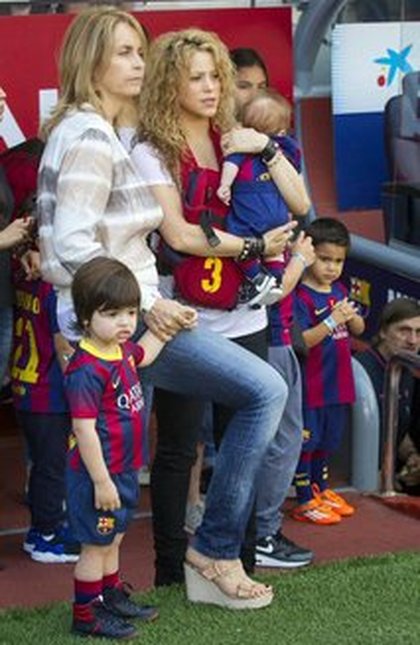 Shakira, Milan, Sasha et sa belle mère à un match de Barcelone