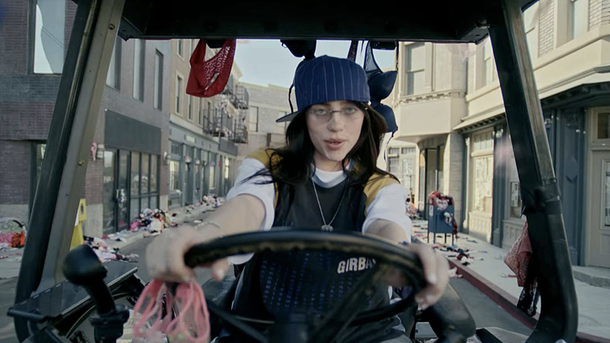 Billie Eilish sous une pluie de culottes dans le clip « Guess » avec Charli XCX