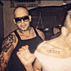 Justin Bieber : les chiffres romain sur son épaule, en hommage à sa mère.