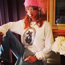 Rihanna : Une sirène nue sur mon pull #WAVES # silverspoonattire 