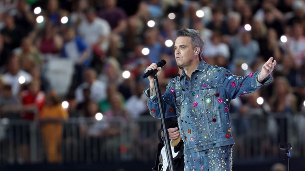 Robbie Williams talonne désormais les Beatles dans les charts