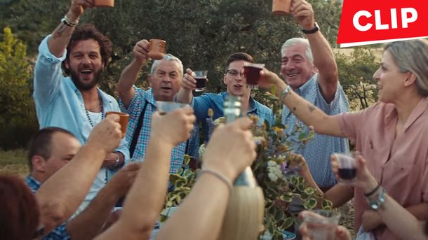 Claudio Capéo entouré de sa famille dans le clip de «C'est une chanson»