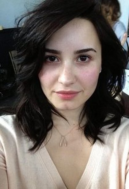 Demi Lovato: Mesdames, soyons courageuses aujourd'hui...Pas de maquillage et arrêtons d'utiliser ce filtre!! ON est magnifique!!!