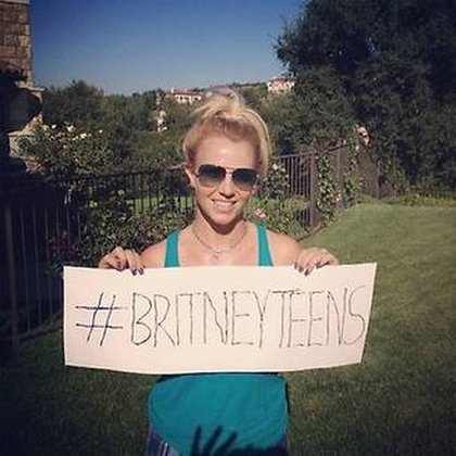 Britney affiche la pancarte faite par ses fils