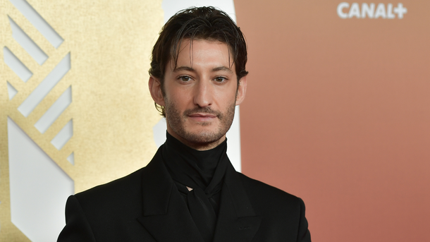 Pierre Niney dévoile son tatouage du "Comte de Monte-Cristo" après un pari fou