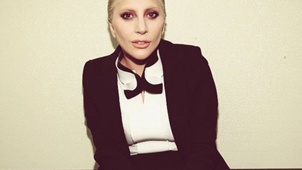 Lady Gaga rend hommage à Sinatra... en costume!