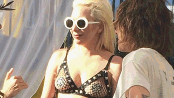 Lady Gaga : la fête en bikini!