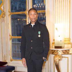 Pharrell Williams reçoit la médaille d'officier des arts et des lettres