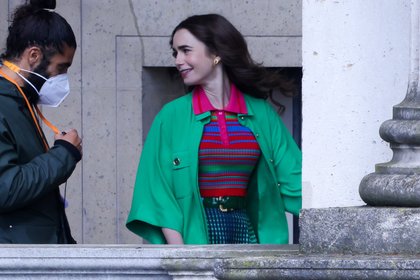 Lily Collins à Paris pendant le tournage d'"Emily In Paris"