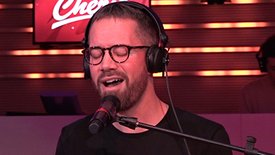 Emmanuel Moire interprète «La Promesse» en acoustique pour Chérie